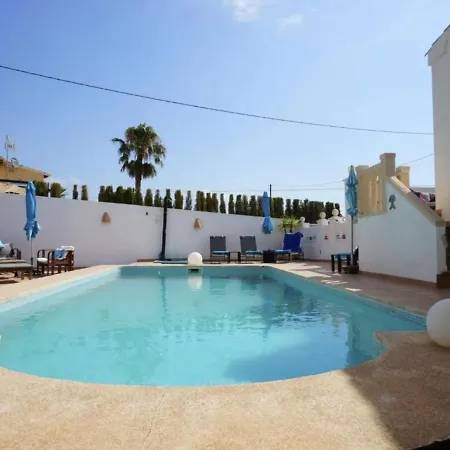 Lovely And Private Pool In A Quiet Area 度假居